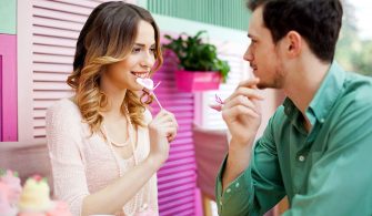 karsinizdaki-erkek-sizi-seviyor-mu2