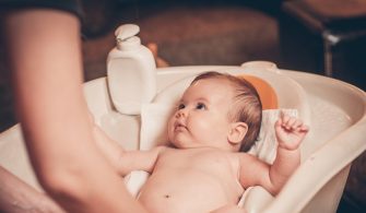 yenidogan-bebek-nasil-banyo-yaptırılır