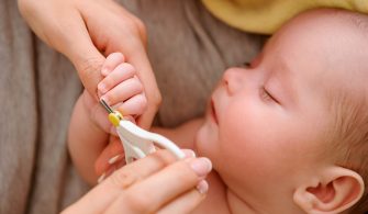 yenidogan-bebek-tirnak-kesimi